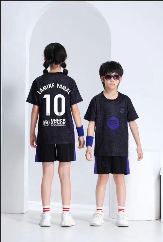 Ensemble de soccer FC Barcelone - Lamine Yamal enfant noir et violet en polyester, vue de face et dos, porté sur mannequin garçon et fille.