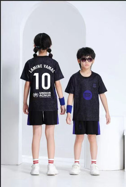 Ensemble de soccer FC Barcelone - Lamine Yamal enfant noir et violet en polyester, vue de face et dos, porté sur mannequin garçon et fille.