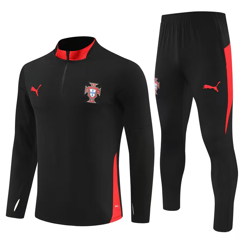 Ensemble de soccer Portugal - Ronaldo noir et rouge en polyester, haut à zip et pantalon ajustable, vue de face et détail côté pantalon.