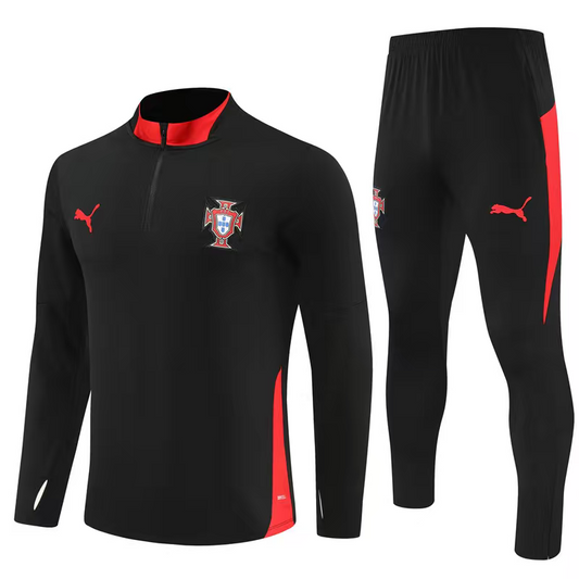 Ensemble de soccer Portugal - Ronaldo noir et rouge en polyester, haut à zip et pantalon ajustable, vue de face et détail côté pantalon.