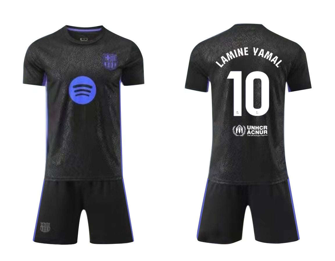 Ensemble de soccer FC Barcelone - Lamine Yamal noir et violet 100% polyester, garçon, vue de face et dos avec numéro 10 blanc.