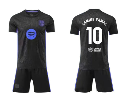Ensemble de soccer FC Barcelone - Lamine Yamal noir et violet 100% polyester, garçon, vue de face et dos avec numéro 10 blanc.