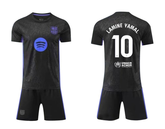 Ensemble de soccer FC Barcelone - Lamine Yamal noir et violet 100% polyester, garçon, vue de face et dos avec numéro 10 blanc.