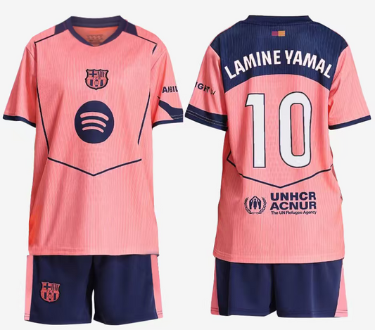 Ensemble de soccer FC Barcelone - Lamine Yamal rose et bleu marine, maillot et short pour enfant, vue avant et dos.