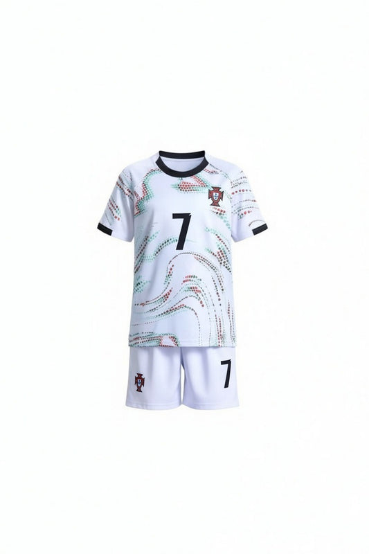 Ensemble de soccer Portugal - Ronaldo blanc avec motifs verts et rouges, numéro 7, polyester, pour enfant, vue de face complet.