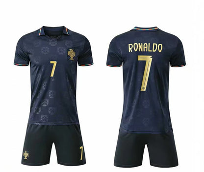 Ensemble de soccer Portugal - Ronaldo bleu marine et or en polyester, coupe enfant, vue de face et dos avec numéro 7 et nom Ronaldo.