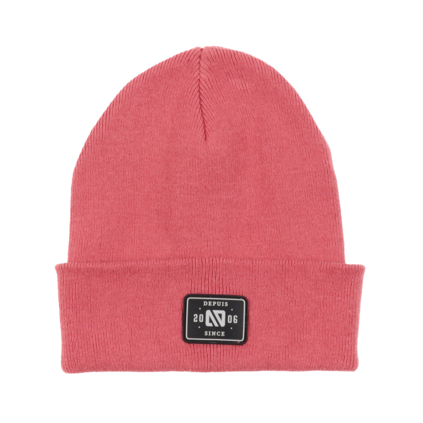 Tuque Mi-Saison - Nanö en tricot doux rose corail, double épaisseur, écusson noir en faux cuir, vue de face.