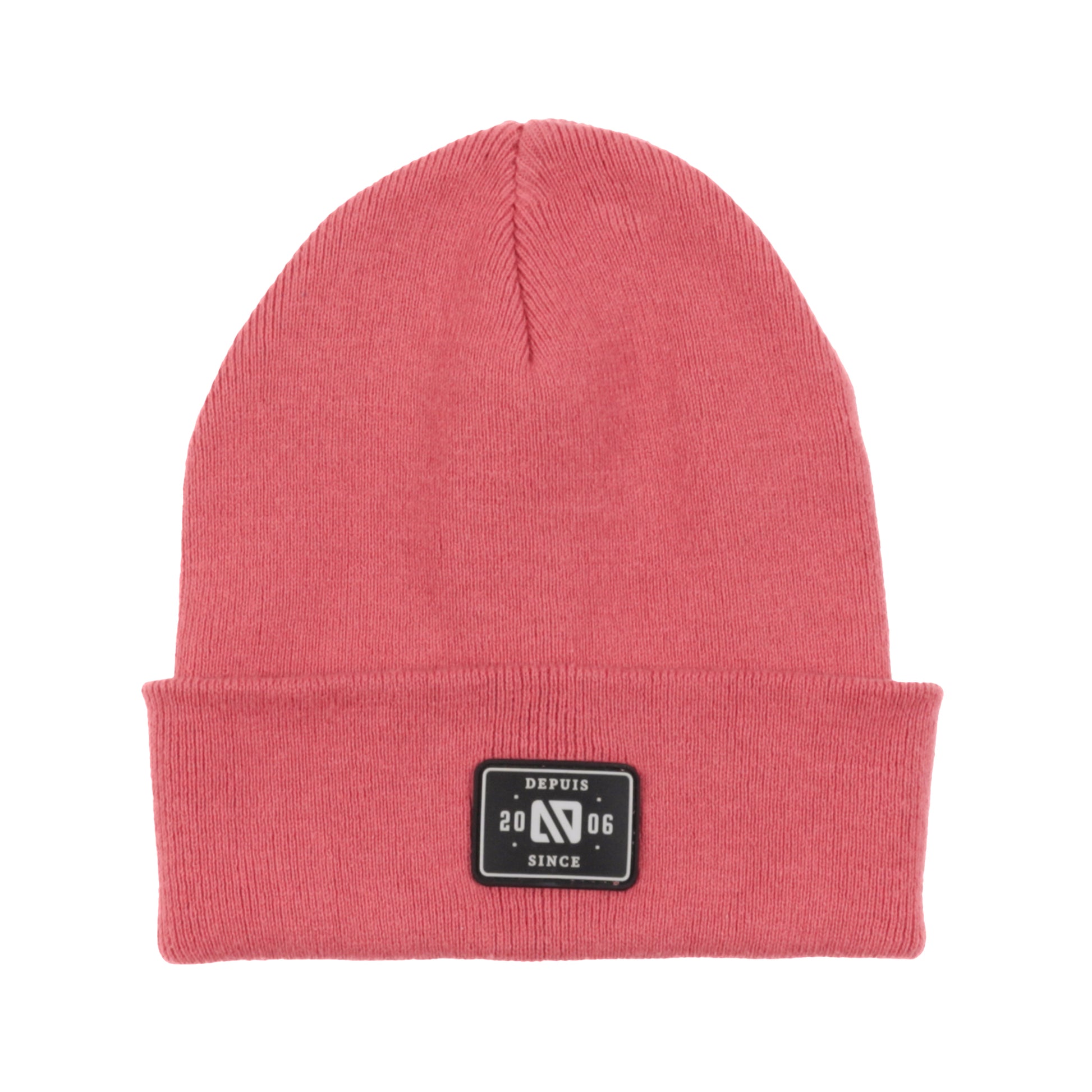 Tuque Mi-Saison - Nanö en tricot doux rose corail, double épaisseur, écusson noir en faux cuir, vue de face.