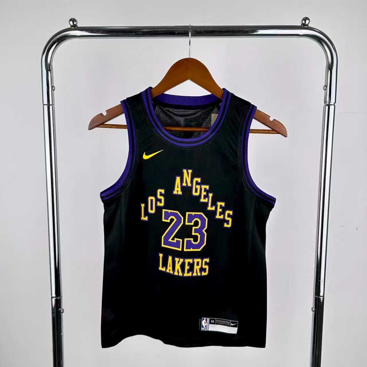 Camisole Lakers - LeBron James noire en polyester avec logo jaune violet, sans manches, vue de face sur cintre.