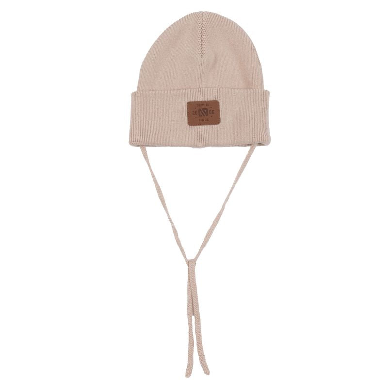 Tuque Mi-Saison - Nanö beige en tricot avec liens à nouer, détail étiquette en cuir, pour enfant, vue de face.
