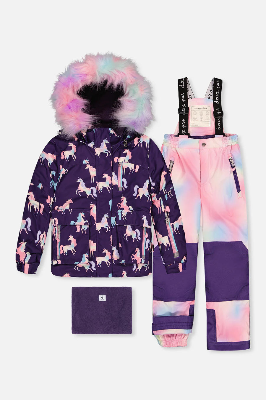 Habit de neige - Deux Par Deux pour enfant, veste violette avec imprimé licornes roses et blanches, capuche avec fourrure multicolore, pantalon assorti multicolore rose, bleu et violet, et cache-cou violet, vue de dessus.
