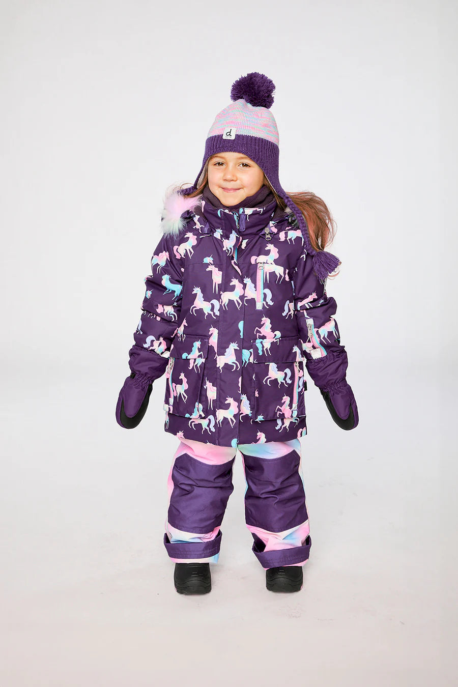 Habit de neige - Deux Par Deux violet à motifs licornes multicolores, avec pantalon assorti, gants intégrés, pour enfant fille, porté sur mannequin vue de face.