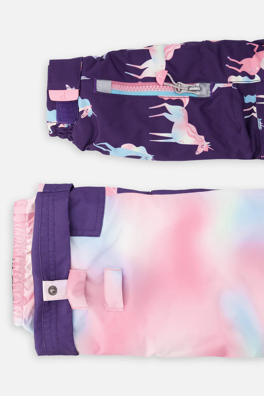 Habit de neige - Deux Par Deux avec motifs licornes roses et bleues sur fond violet, pantalon dégradé rose bleu blanc, pour enfant, vue détaillée des manches et poignets.