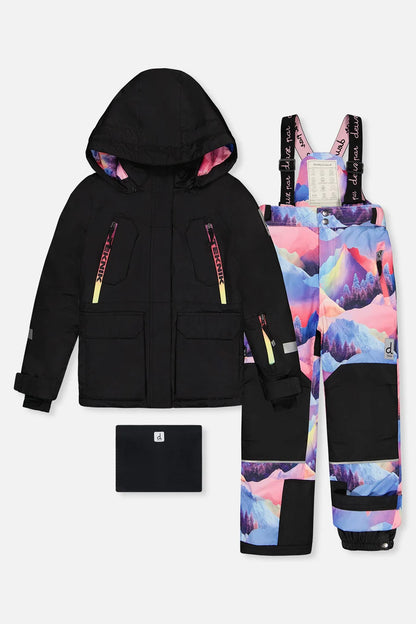 Habit de neige Teknik - Deux Par Deux pour enfant avec veste noire à capuche et pantalon à bretelles imprimé de montagnes colorées présenté à plat