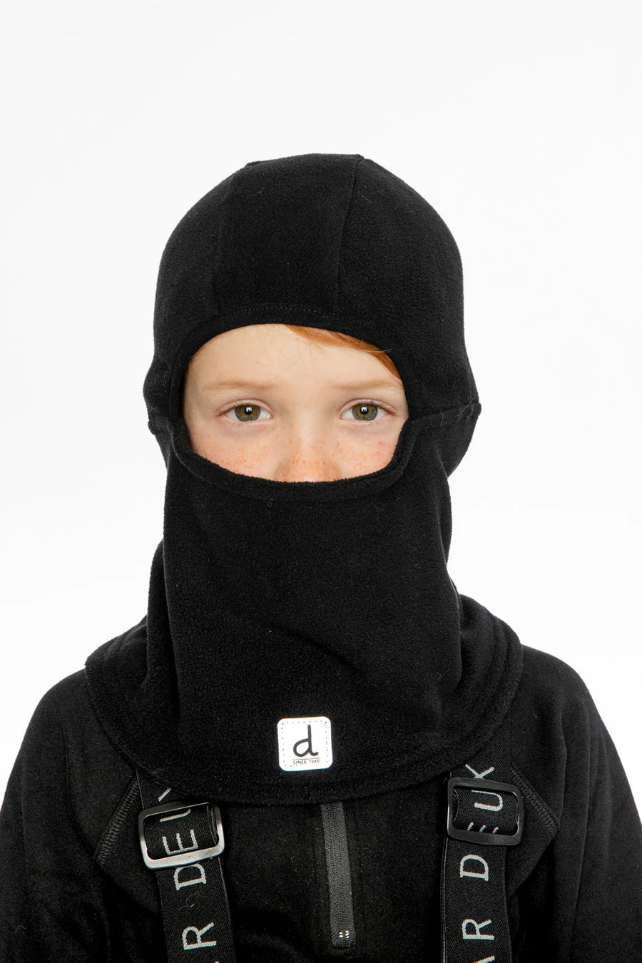 Cagoule en polar - Deux Par Deux noire en tissu polaire, couvrant le cou et la tête, portée par un enfant, vue de face rapprochée.
