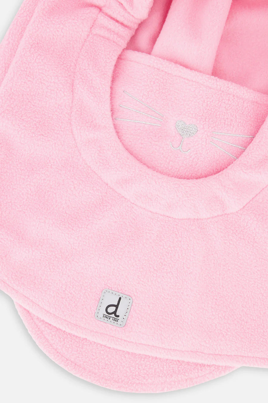 Grande cagoule en polaire rose pour casque de ski - Deux Par Deux, détail broderie chat, tissu doux, pour enfant, vue rapprochée.