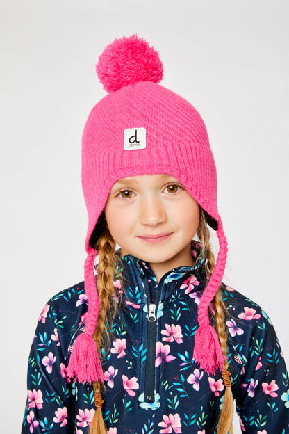 Tuque d'hiver - Deux Par Deux rose vif en tricot avec pompon et cache-oreilles, pour enfant fille, portée de face sur mannequin.