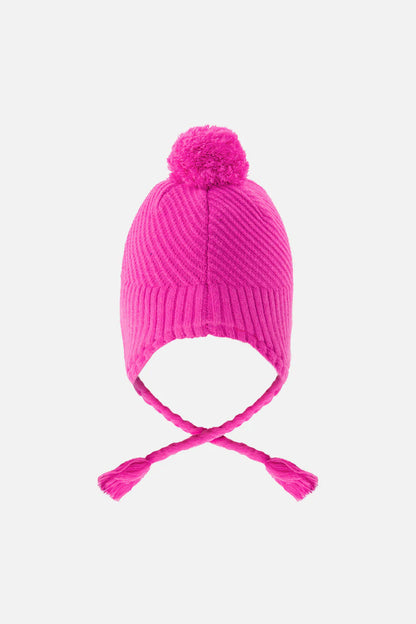 Tuque d'hiver - Deux Par Deux rose vif en tricot avec pompon, oreillettes et liens tressés, pour bébé, vue de face sur fond blanc.