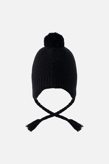 Tuque d'hiver - Deux Par Deux noire en tricot avec pompon, oreilles couvertes et bonnet à tresses, pour bébé, vue de face.