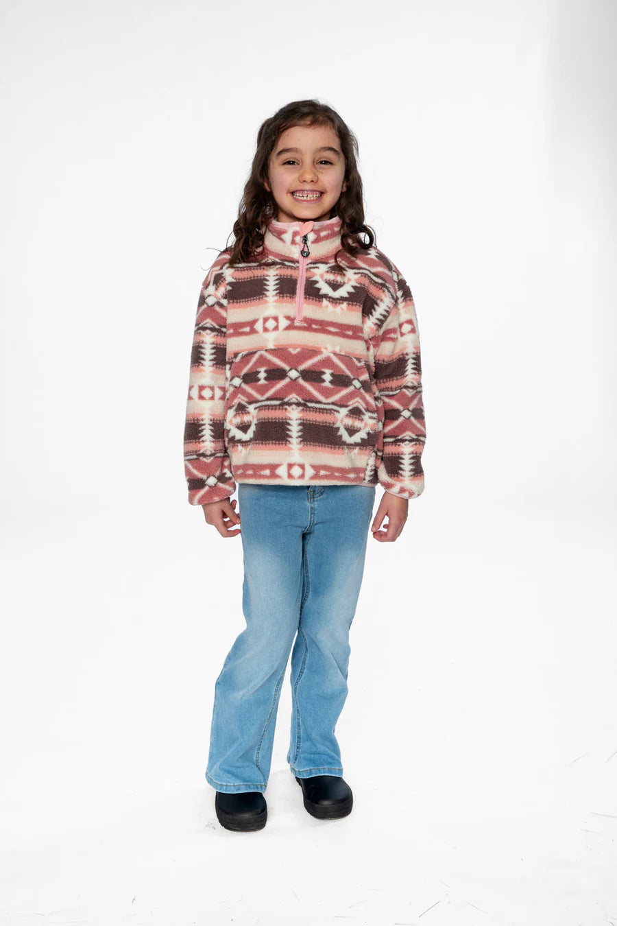 Hoodie en peluche - Deux Par Deux à motifs géométriques rose, blanc et marron, en polaire, pour enfant fille, vue de face, porté sur mannequin.