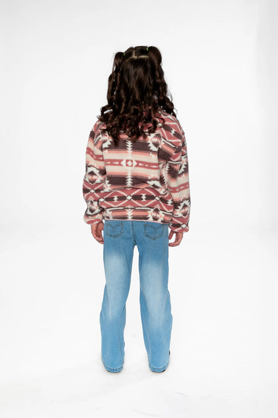 Enfant fille portant un Hoodie en peluche - Deux Par Deux à motifs géométriques rouges, beige et blancs, vue de dos, tissu doux et épais.