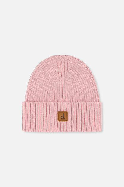 Tuque Mi-Saison - Deux Par Deux rose pâle en tricot côtes, étiquette en cuir, pour enfant, vue de face sur fond clair.