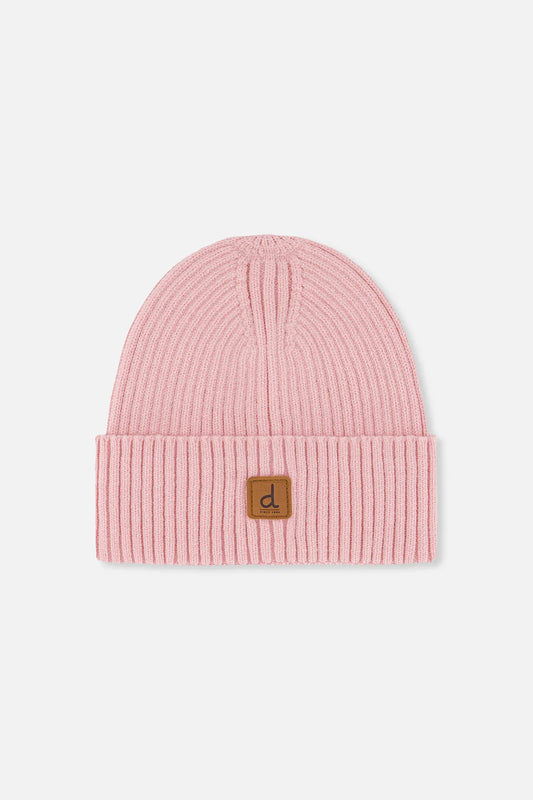 Tuque Mi-Saison - Deux Par Deux rose pâle en tricot côtes, étiquette en cuir, pour enfant, vue de face sur fond clair.