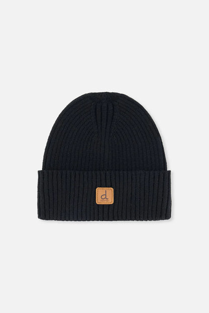 Tuque Mi-Saison - Deux Par Deux noire en maille côtelée avec étiquette en cuir, pour enfant, vue de face sur fond clair.
