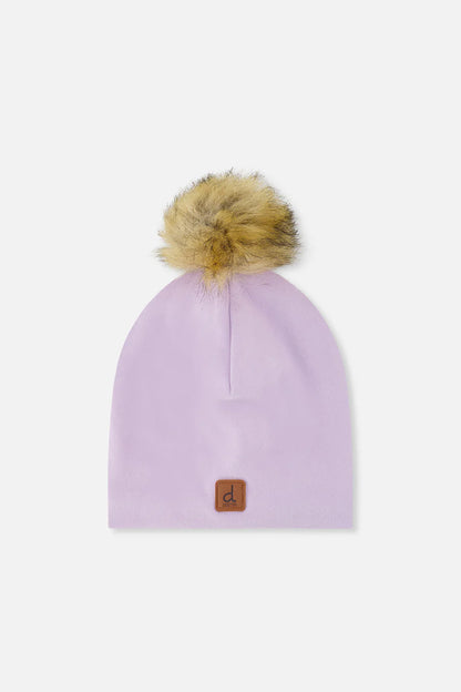Tuque Mi-Saison - Deux Par Deux lilas avec pompon en fausse fourrure beige, en tissu doux, pour enfant, vue de face.