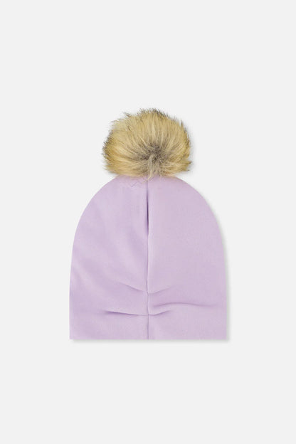 Tuque Mi-Saison - Deux Par Deux lilas avec pompon en fausse fourrure beige, en tissu doux, vue de dos, pour bébé enfant.
