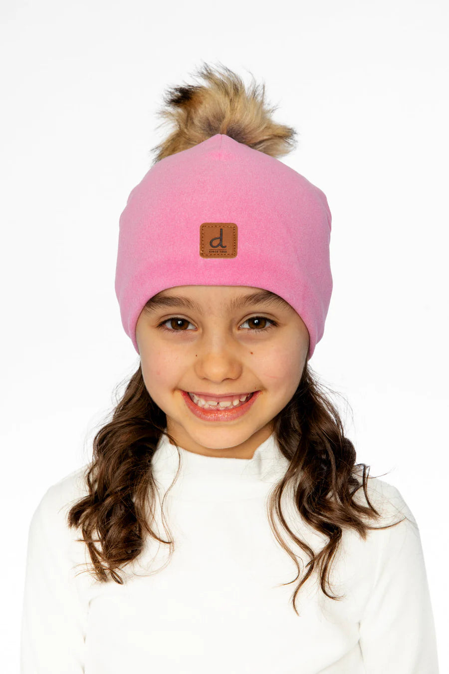 Tuque Mi-Saison - Deux Par Deux rose avec pompon en fausse fourrure marron, pour enfant fille, vue de face portée.