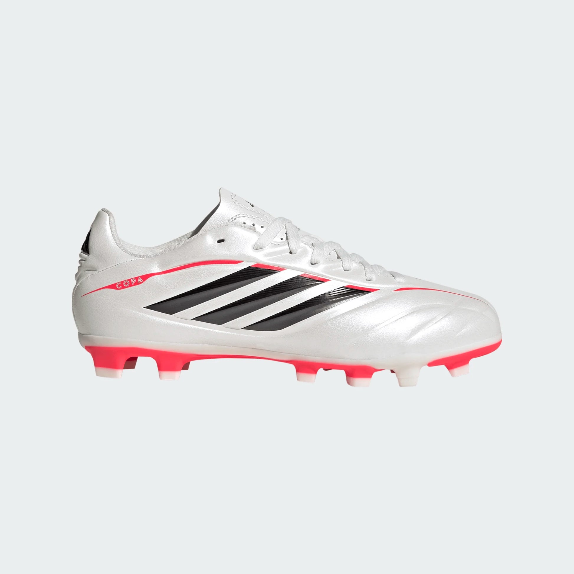 Chaussures de soccer COPA PURE IV CLUB FG - Adidas blanches avec détails noirs et rouges, vue de profil droit.