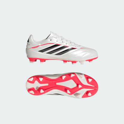 Chaussures de soccer COPA PURE IV CLUB FG - Adidas blanches, détails noirs et semelle rouge, vue latérale et dessous, terrain ferme.