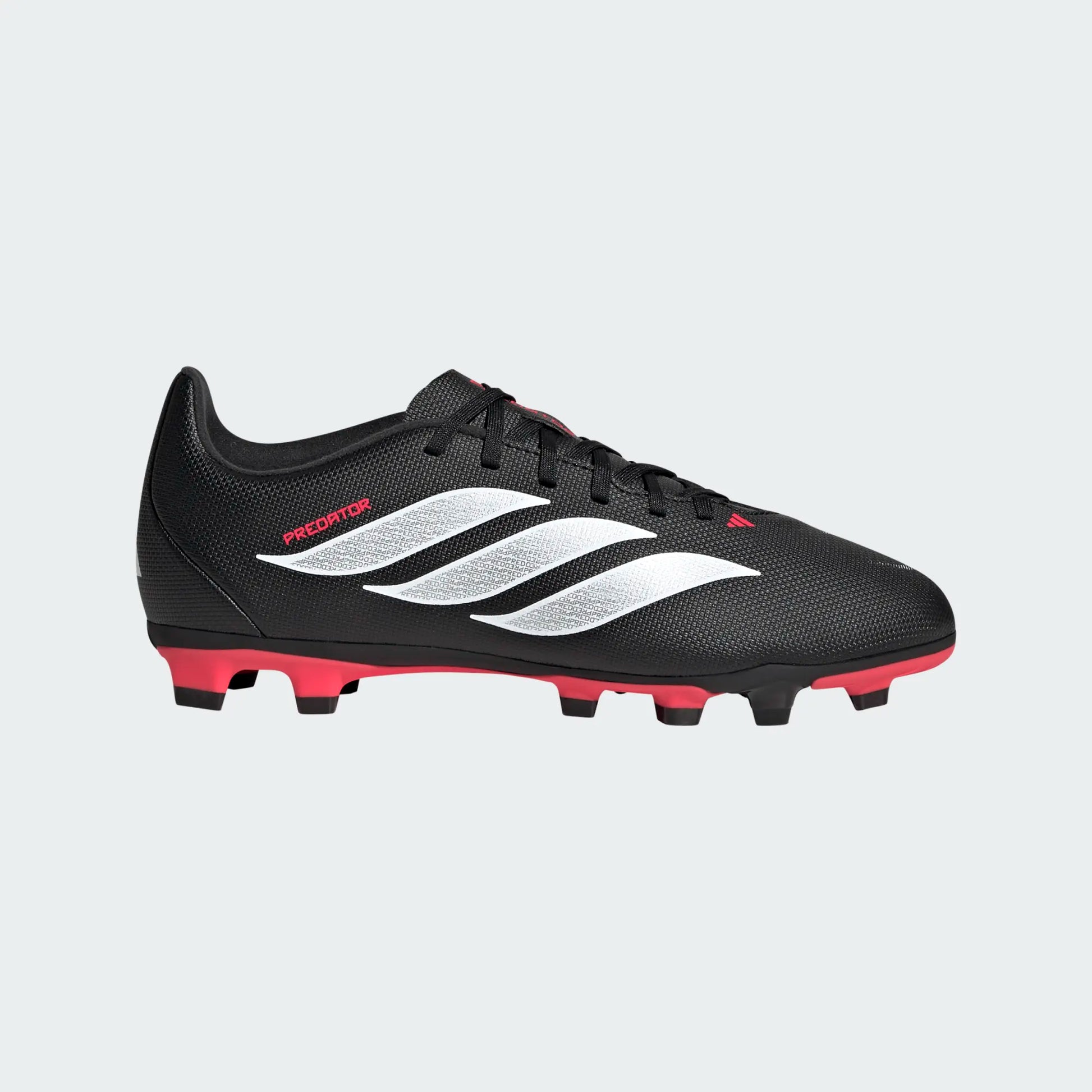 Chaussures de soccer Predator Club FG - Adidas noires et rouges, détails blancs, pour enfant, vue latérale gauche, design terrain souple.