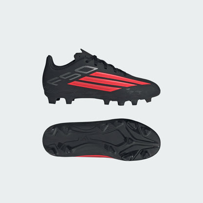 Chaussures de soccer F50 Club FG - Adidas noir avec bandes rouges, matériau synthétique, terrain souple, vue côté gauche et dessous, enfant garçon.
