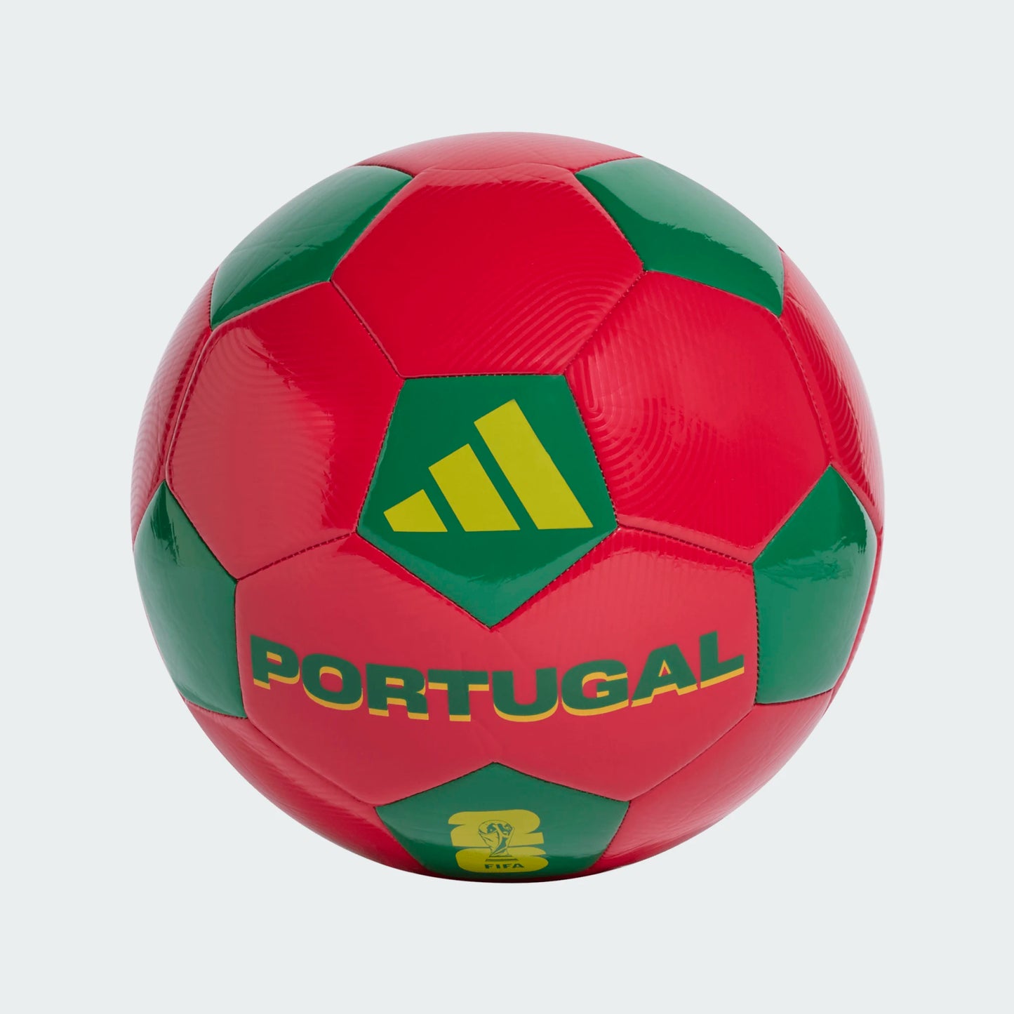 Ballon FIFA World Cup 26 Official Portugal Club - Adidas rouge et vert, surface synthétique brillante, vue de face.