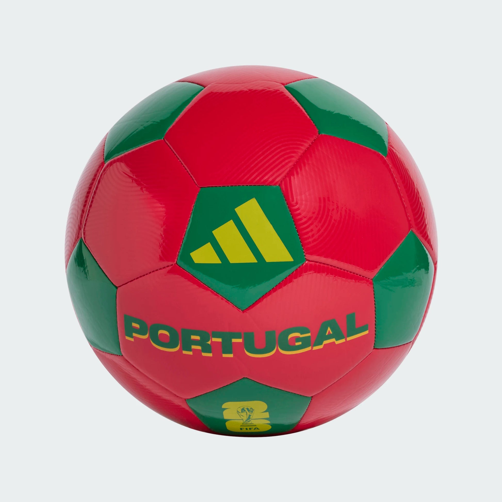 Ballon FIFA World Cup 26 Official Portugal Club - Adidas rouge et vert, surface synthétique brillante, vue de face.