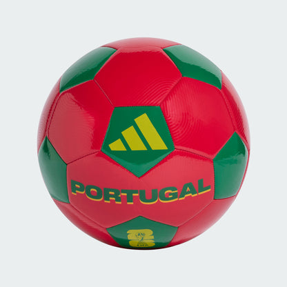 Ballon FIFA World Cup 26 Official Portugal Club - Adidas rouge et vert, surface synthétique brillante, vue de face.