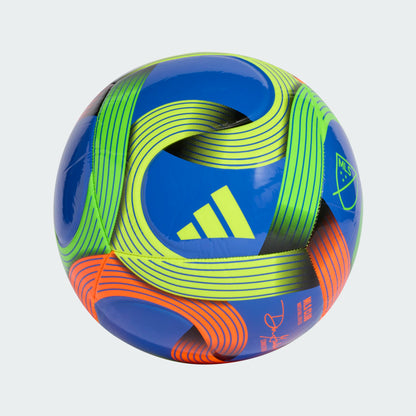 Ballon de soccer Major League Soccer - Adidas bleu avec motifs verts et orange, vue détaillée, surface lisse en matériau synthétique.