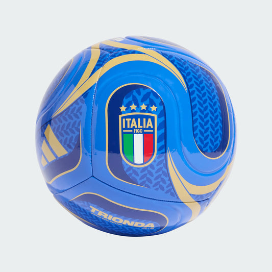 Ballon de soccer Italy Home Club - Adidas bleu et or avec logo Italie, motif graphique, vue de côté, surface synthétique lisse.