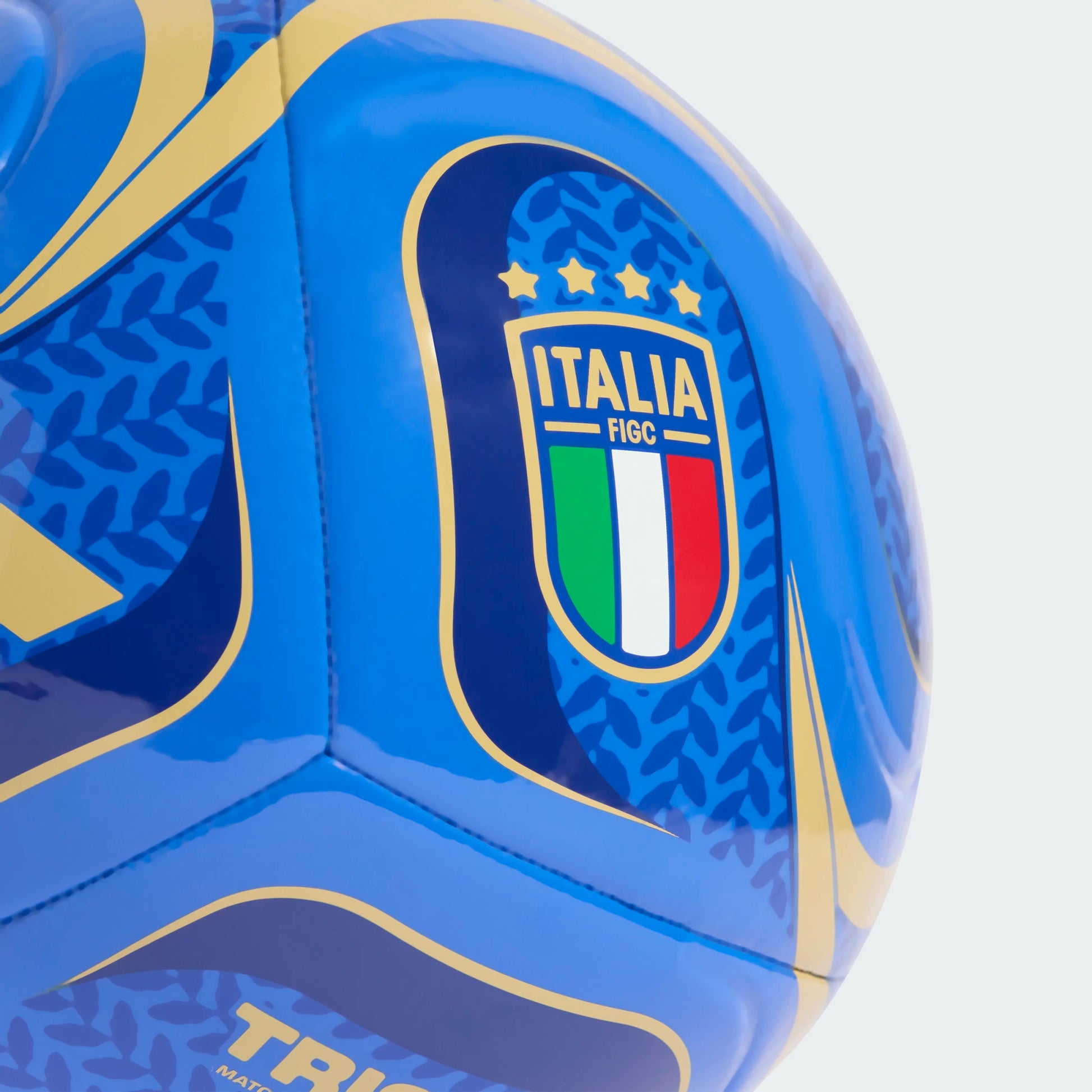 Ballon de soccer Italy Home Club - Adidas bleu vif avec détails dorés et logo Italia, vue rapprochée du design.