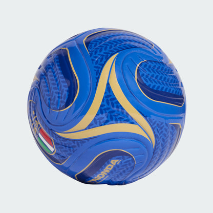 Mini ballon de soccer Trionda Italy Home - Adidas bleu et or avec motifs stylisés, vue rapprochée sur surface texturée.