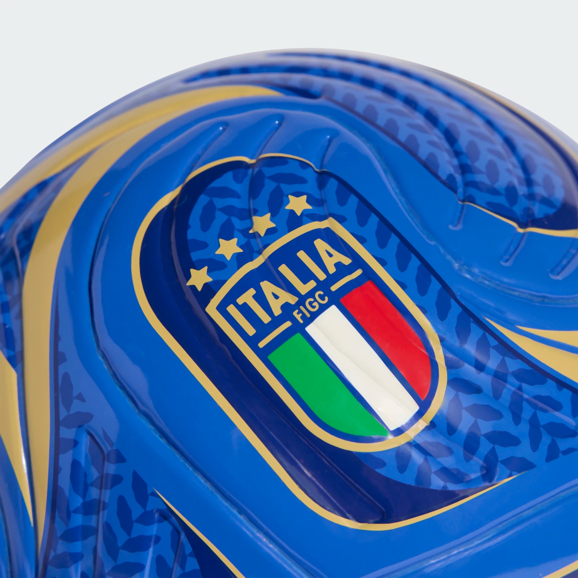 Mini ballon de soccer Trionda Italy Home - Adidas bleu avec motifs dorés et écusson Italie, détail surface brillante vue rapprochée.