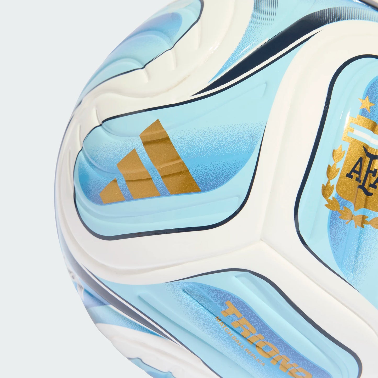 Mini ballon de soccer Trionda Argentina Home - Adidas bleu ciel et blanc avec détails dorés, vue rapprochée du logo et texture surface.