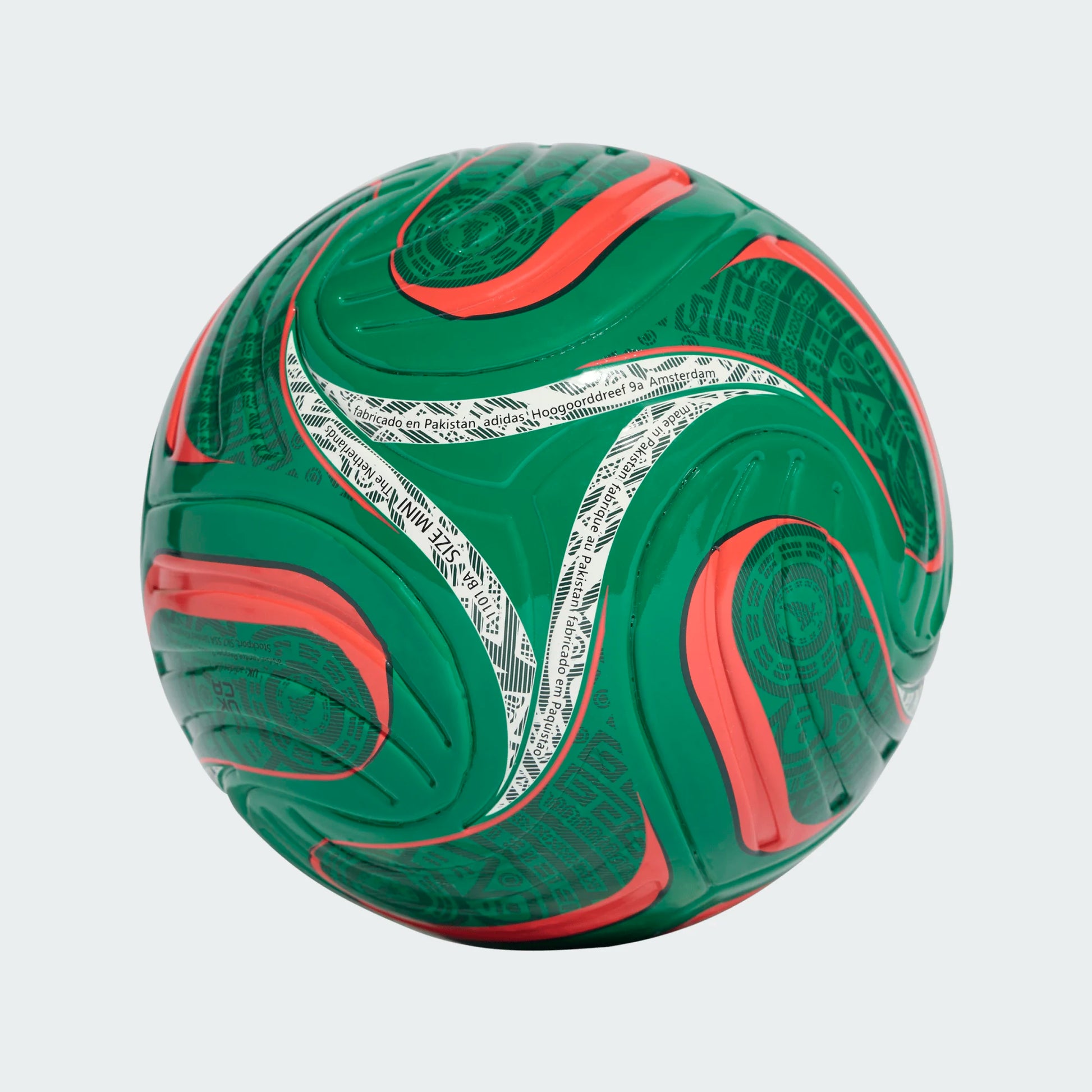 Mini ballon de soccer World Cup 2026 Mexica - Adidas vert et rouge avec motifs blancs, vue de face sur fond gris clair.