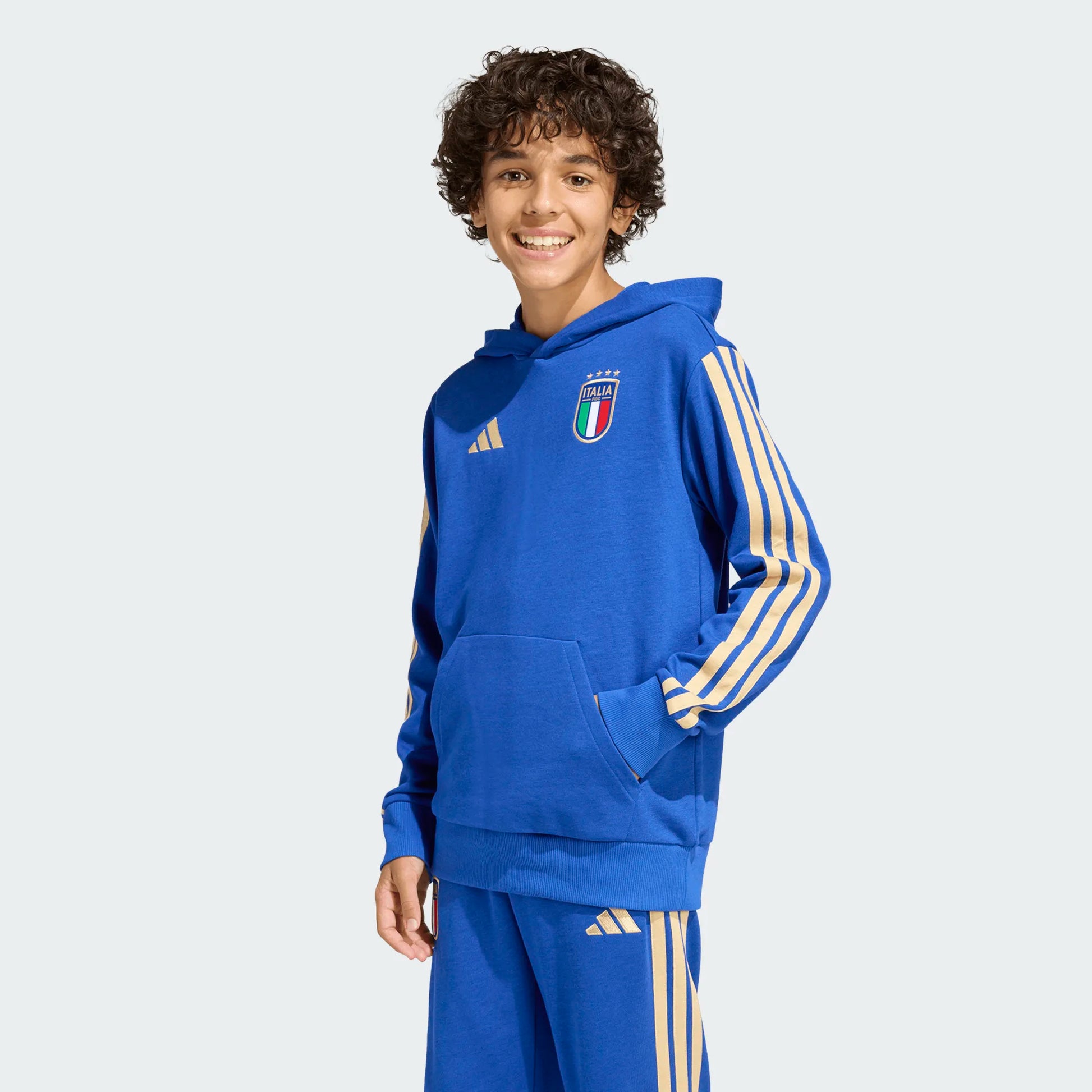 Hoodie Italis Dna - Adidas bleu royal avec bandes beige, sweat à capuche en coton pour garçon, porté de face sur mannequin.