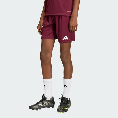 Short ENT26 SHO - Adidas, short bordeaux 100% polyester recyclé, taille ajustable, porté sur mannequin enfant vue de face jambes visibles