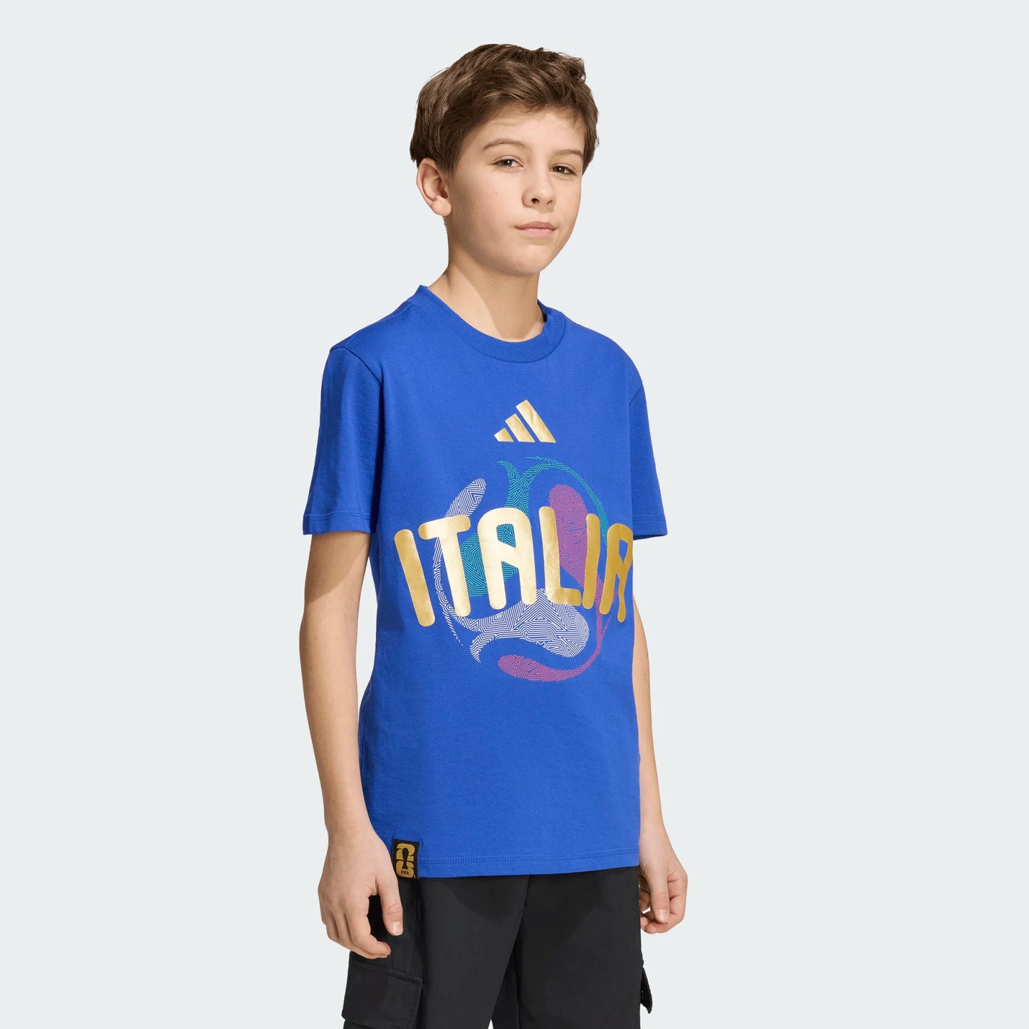 T-Shirt FIFA World Cup 26 Italy - Adidas bleu à col rond avec logo et motif Italie, pour garçon, porté de trois quarts face