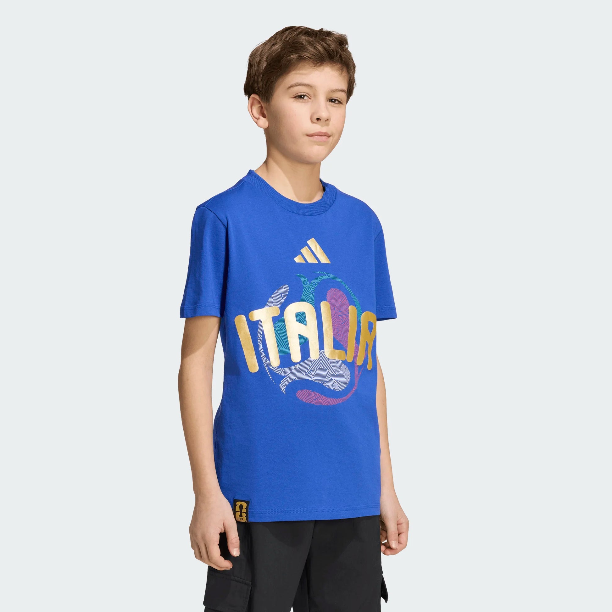 T-Shirt FIFA World Cup 26 Italy - Adidas bleu à col rond avec logo et motif Italie, pour garçon, porté de trois quarts face