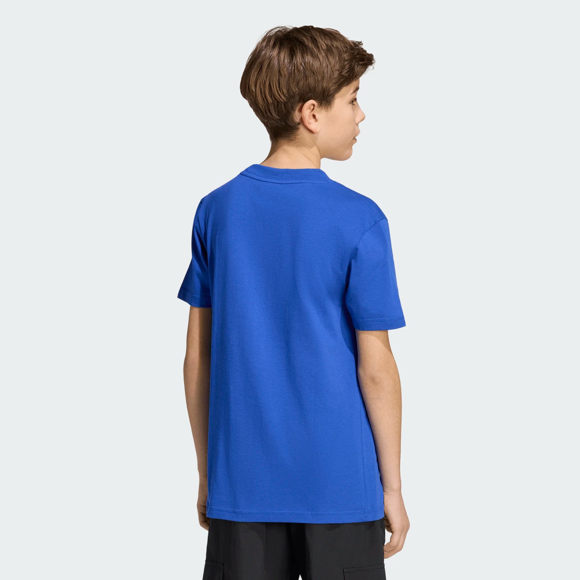 T-Shirt FIFA World Cup 26 Italy - Adidas bleu uni en coton, pour garçon, vue de dos portée sur mannequin jeune.